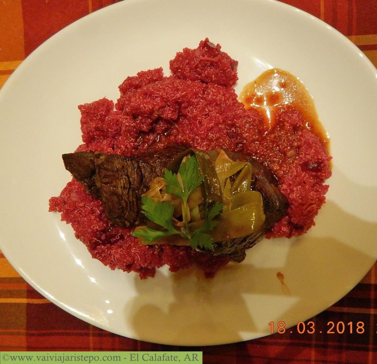 Meu irmão abraçou-se com um Ojo Carta LP. Nada a ver com música, mas com sabor diferenciado que lhe agradou: Paca com Risoto de Quinoa e Beterraba. Meu mano é muuuiiito mais exótico que eu em seu paladar. Já comi até sucuri acebolada no Escondidinho, um restaurante próximo da Praça XV aqui no Rio... Agora, paca..., sei não.
