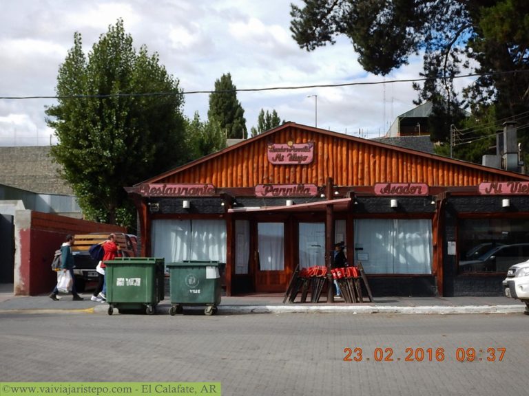 Telefone: +54 2902 49-1691 O Asador Parilla Mi Viejo, onde estivemos 3 vezes. Imperdível! Comida simples, mas deliciosa, temperada do jeito que gostamos. O frango grelhado acompanhado por salada de batatas é bom demais. O restaurante é bastante concorrido, mas aguardar vale à pena. Basta dar uma olhada na vitrine e ver o mais tarde estará em seu prato.End: Av. del Libertador Gral. San Martín 1111, El Calafate, Santa Cruz, Argentina. Telefone: +54 2902 49-1691