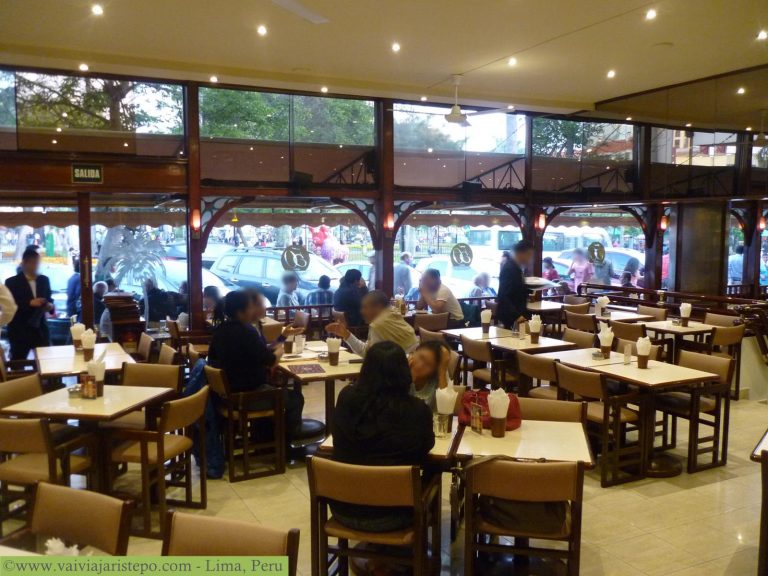 A decoração do ambiente e o clima familiar e descontraído nos trouxe à lembrança os saudosos Cafés famosos do Rio de Janeiro de antigamente.