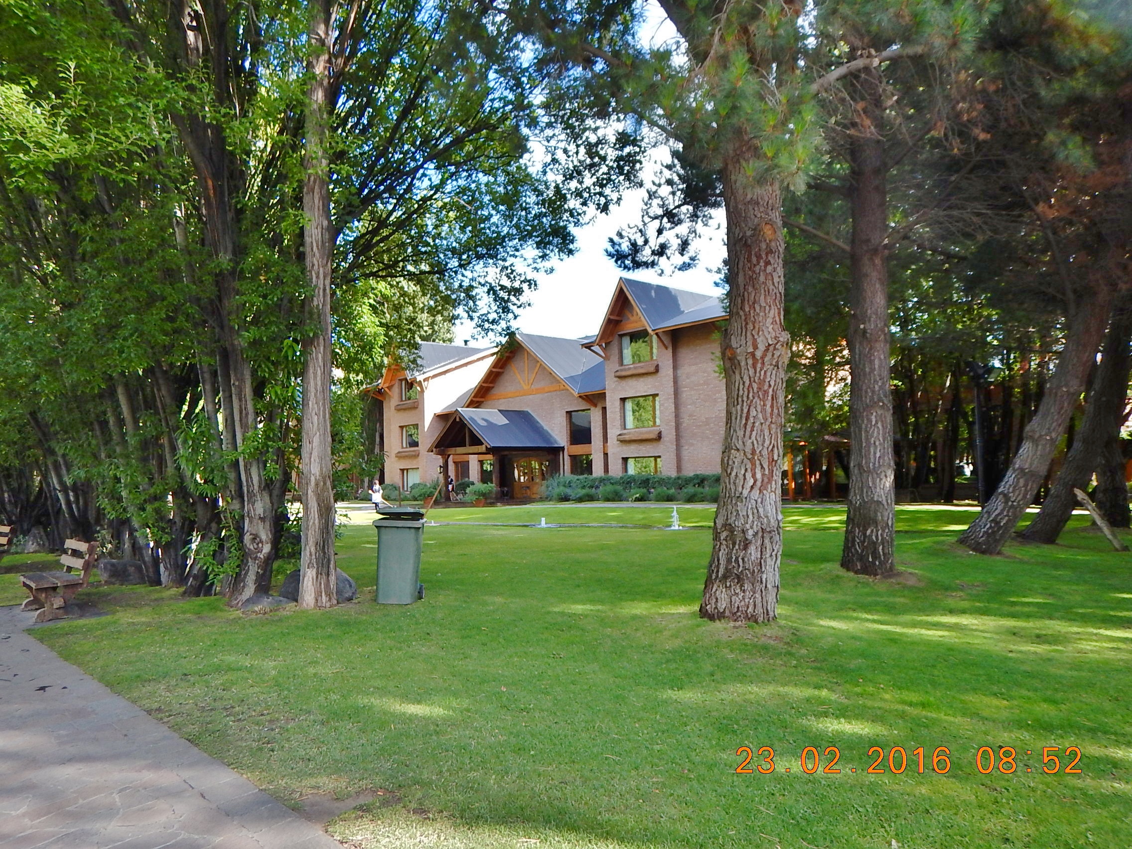 Pássaros espalham seus cantos pelo ar e zumbidos de abelhas rechonchudas e coloridas acariciam flores no jardim.Gramado salpicado pela luz do sol, filtrada por galhos de plátanos, álamos e pinheiros, mancham de dourado esse imenso tapete natural que emoldura a bela propriedade. O que dizer de tudo isso?