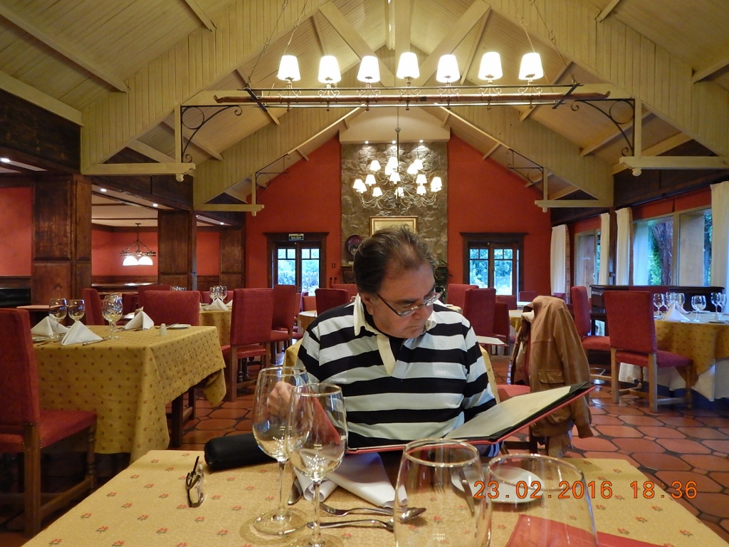 No restaurante, meu amigo e companheirão de viagens escolhe seu vinho. O ambiente é climatizado e totalmente dominado pela cor vermelha - pormenor que proporciona um pouco mais de calor ao salão e aguça o apetite, segundo pesquisadores.