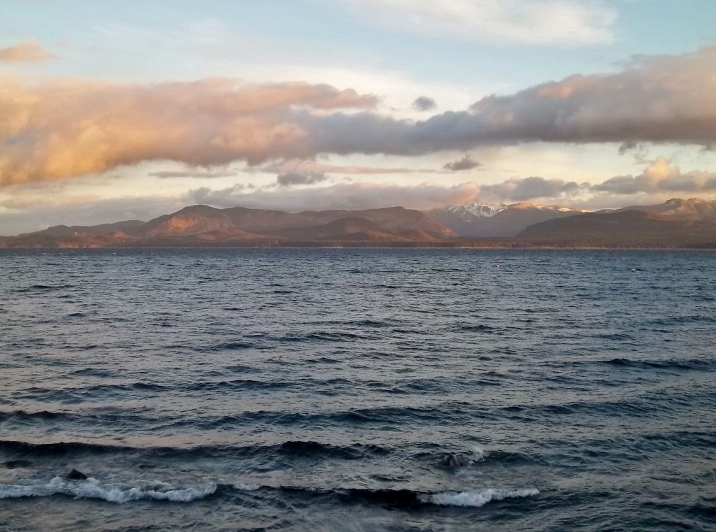 Lago Nahuel Huapi visto de Bariloche (saindo da cidade). Lago Nahuel Huapi visto de Bariloche (saindo da cidade).