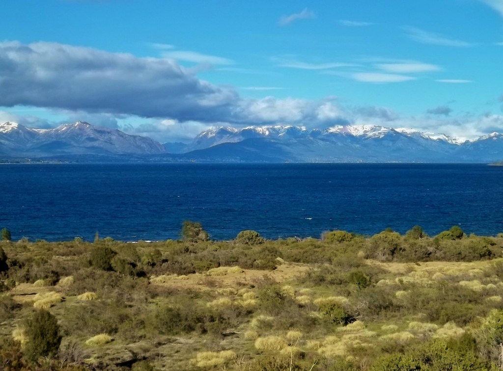 já trafegando pela RN-231, vê-se que Bariloche já ficou para trás e mal a enxergamos na foto. já trafegando pela RN-231, vê-se que Bariloche já ficou para trás e mal a enxergamos na foto.