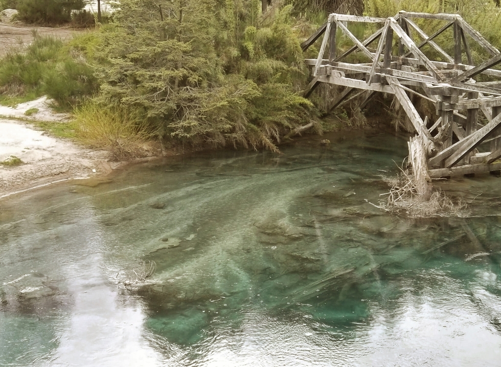 Rio Ruca Malén, alimentado pelo Lago Espejo Chico. Rio Ruca Malén, alimentado pelo Lago Espejo Chico.