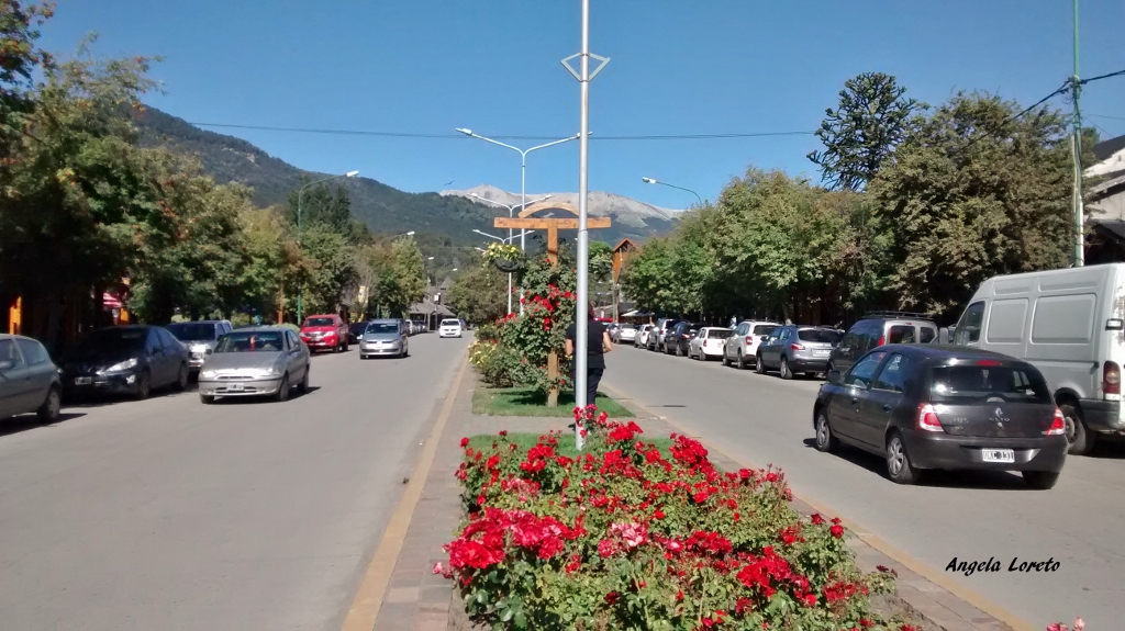 Avenida principal de Villa La Angostura. Avenida principal de Villa La Angostura.