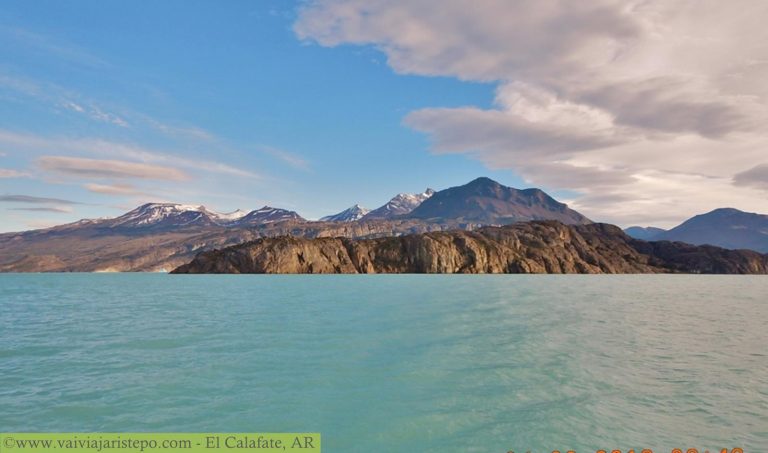 A estrada por onde trafegamos margeia o Lago Argentino - oportunidade de assistir ao despertar do Sol e ao renascer da cor verde da água do lago, que vai ficando cada vez mais suave. A estrada por onde trafegamos margeia o Lago Argentino - oportunidade de assistir ao despertar do Sol e ao renascer da cor verde da água do lago, que vai ficando cada vez mais suave.