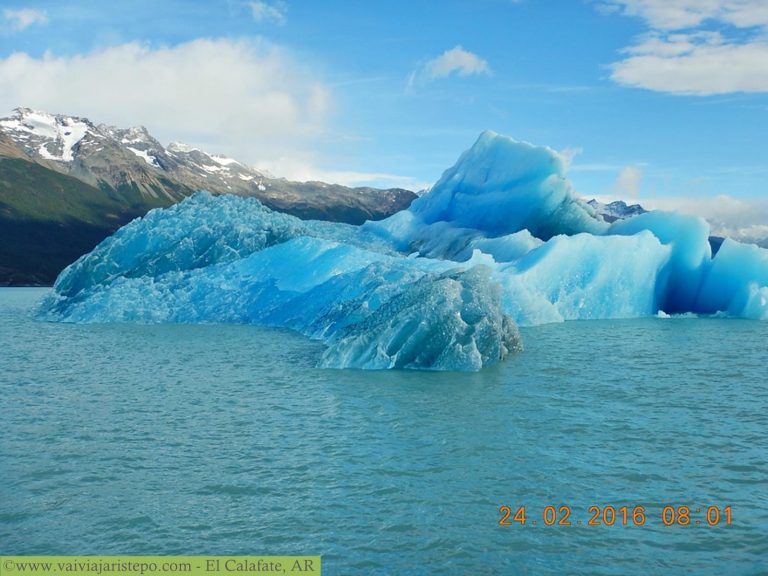 Os icebergs são azuis porque o gelo não absorve esta cor. O gelo filtra as outras cores, mas não o azul. Iceberg de azul forte.