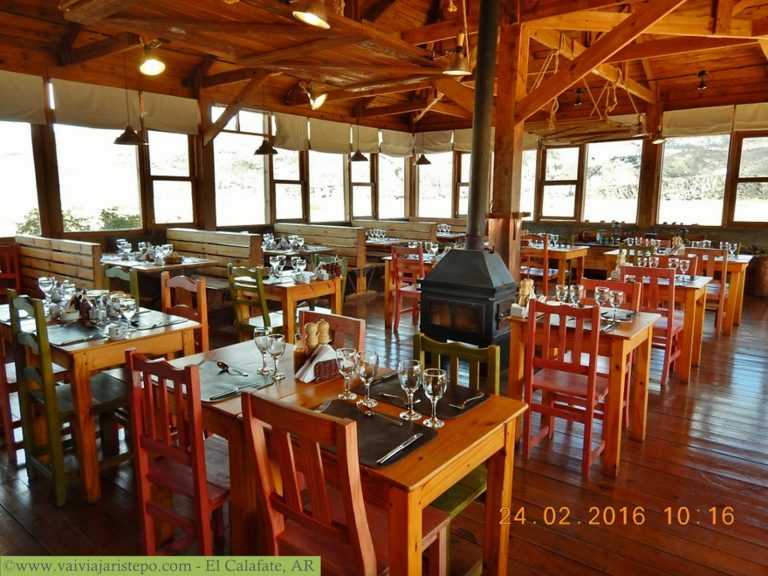 O restaurante é amplo, limpíssimo e de aconchegante simplicidade. De qualquer lugar onde você esteja, terá a natureza como companhia. O restaurante é amplo, limpíssimo e de aconchegante simplicidade. De qualquer lugar onde você esteja, terá a natureza como companhia.