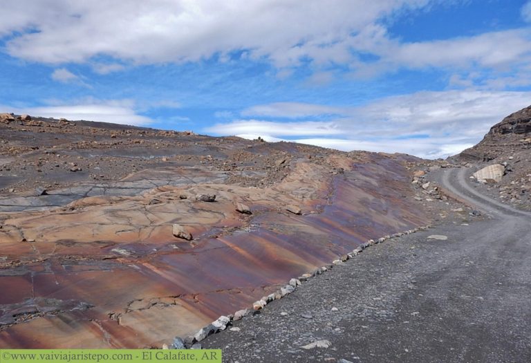 Com um binóculo possante, aí sim, você verá o Glaciar Upsala. Paisagem do caminho a pé até ao ponto de vista do Glaciar Upsala.