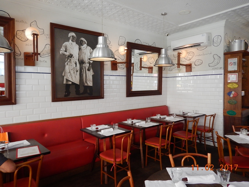 O restaurante não dispõe de muitas mesas e por isso é interessante chegar cedo. Nós, por exemplo, por muito pouco não gritávamos: - Ô de casa!... O restaurante não dispõe de muitas mesas e por isso é interessante chegar cedo. Nós, por exemplo, por muito pouco não gritávamos: - Ô de casa!...