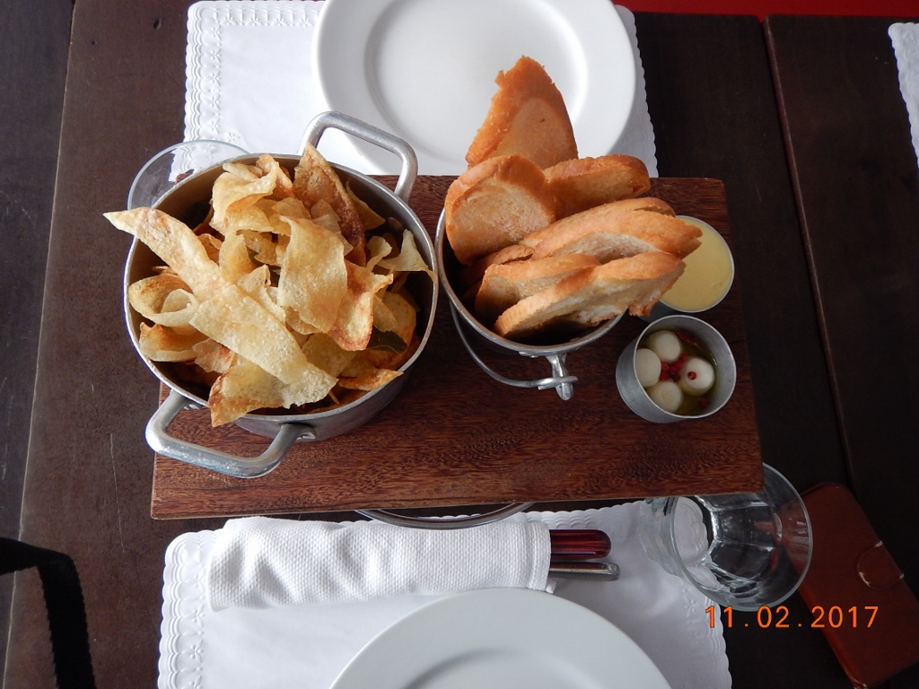 Chips de aipim, torradas, manteiga e bolinhas de queijo de cabra bem temperadas. Chips de aipim, torradas, manteiga e bolinhas de queijo de cabra bem temperadas.