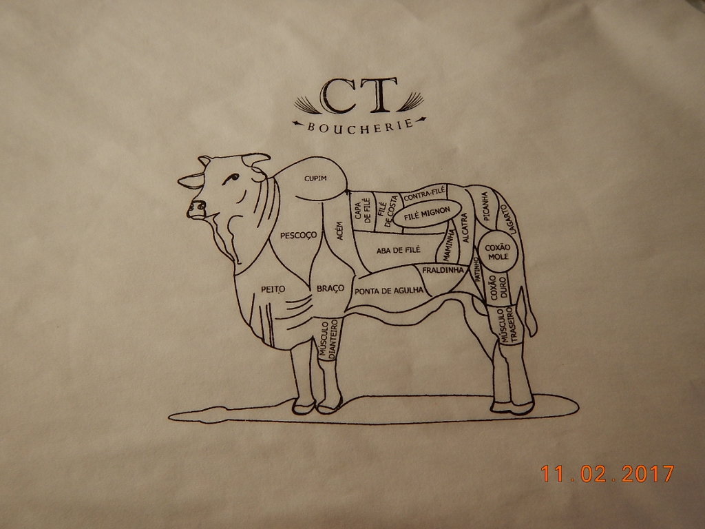 A idéia é muito boa: por se tratar de restaurante especializado em carnes, nada mais informativo que o desenho de um boi, tatuado dos chifres às unhas com o nome das peças de carne. CT Boucherie.