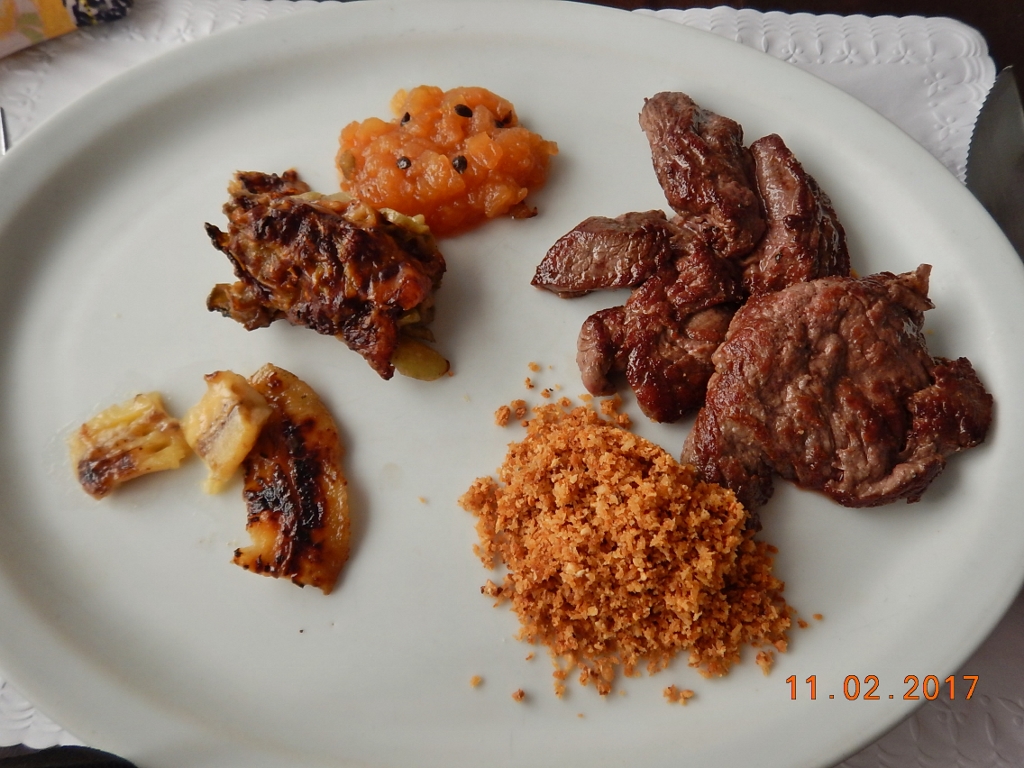 O escalope de filé mignon ainda pouco cercado pelos acompanhamentos. Essa solidão, rapidamente, teve um final feliz. O escalope de filé mignon ainda pouco cercado pelos acompanhamentos. Essa solidão, rapidamente, teve um final feliz.
