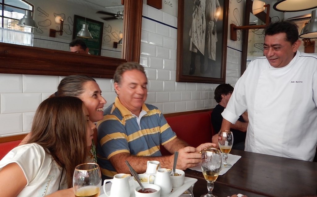 O simpático chef Batista, braço direito de Monsieur Troisgros, em visita a nossa mesa. O papo foi rápido, porém, interessante. O simpático chef Batista, braço direito de Monsieur Troisgros, em visita a nossa mesa. O papo foi rápido, mas interessante.