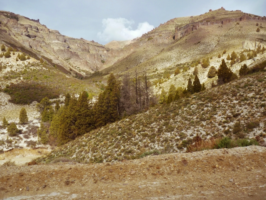 Paso de Córdoba Vez ou outra a Natureza brinca conosco e nos mostra formas conhecidas em troncos de árvores, nuvens, pedras, alimentos... Nesta montanha da direita, por exemplo, vi u'a muralha.