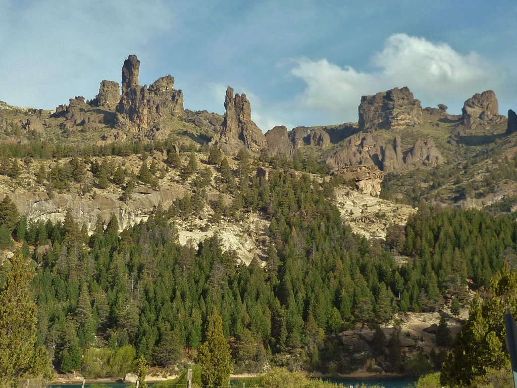 As esculturas em pedra e os perfis das montanhas, pontiagudos, vão tomando formas mais suaves à medida que vamos nos aproximando de São Carlos de Bariloche. As esculturas em pedra e os perfis das montanhas, pontiagudos, vão tomando formas mais suaves à medida que vamos nos aproximando de São Carlos de Bariloche.