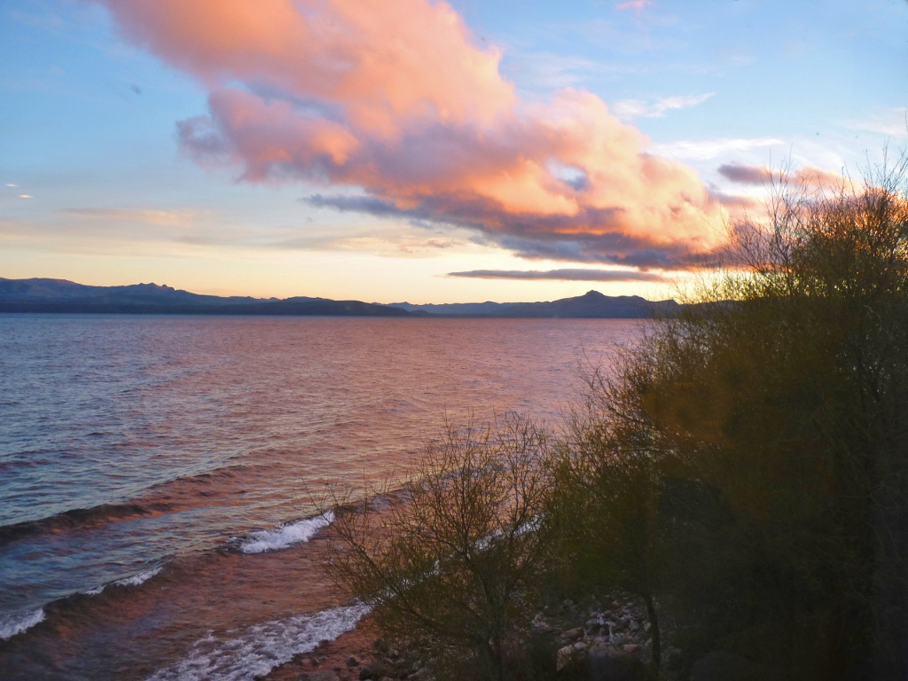 Acima: Lago Nahuel Huapi, em Bariloche (ponto de partida), fotografado ao amanhecer.
