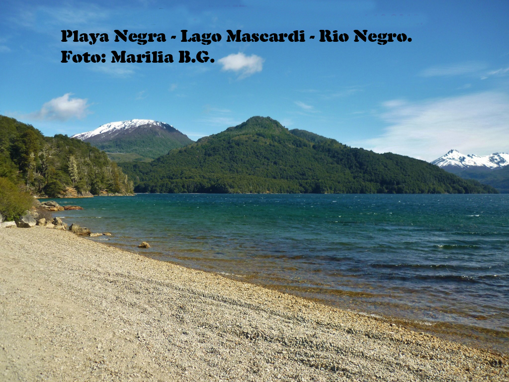 Em Playa Negra, margem do Lago Mascardi, Em Playa Negra, margem do Mascardi, fizemos uma parada para fotos e apreciar a paisagem. "Sentir o clima", como costumamos dizer. Ventava e fazia um frio de congelar a alma.