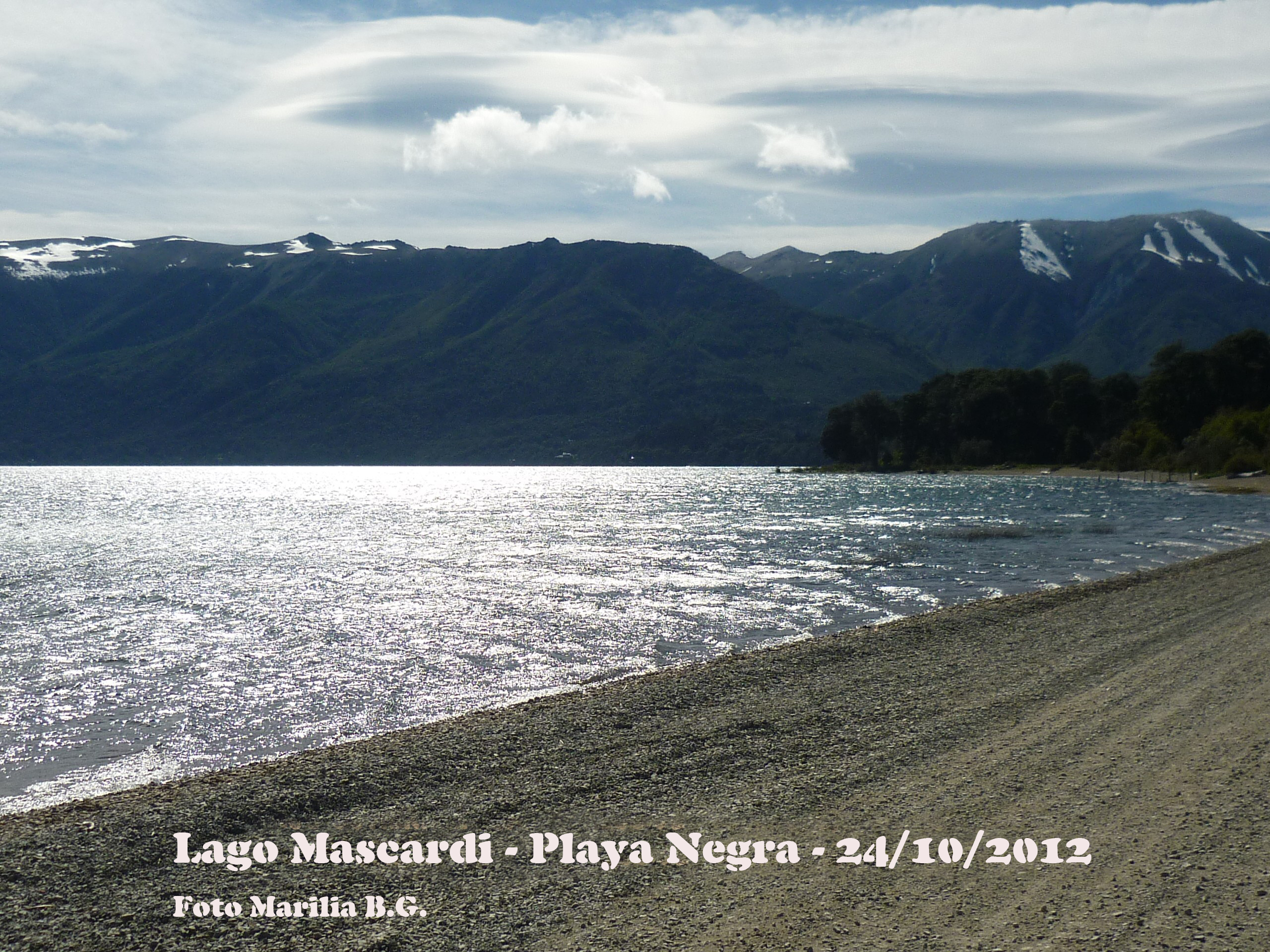 Em Playa Negra, margem do Lago Mascardi, Em Playa Negra, margem do Lago Mascardi, fizemos uma parada para fotos e apreciar a paisagem.