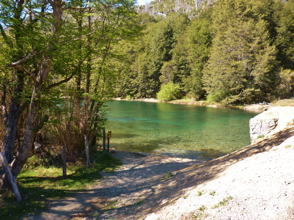 O rio Manso margeia o Camping Los Rápidos, localizado nas proximidades de Bariloche. O rio Manso margeia o Camping Los Rápidos nas proximidades de Bariloche.