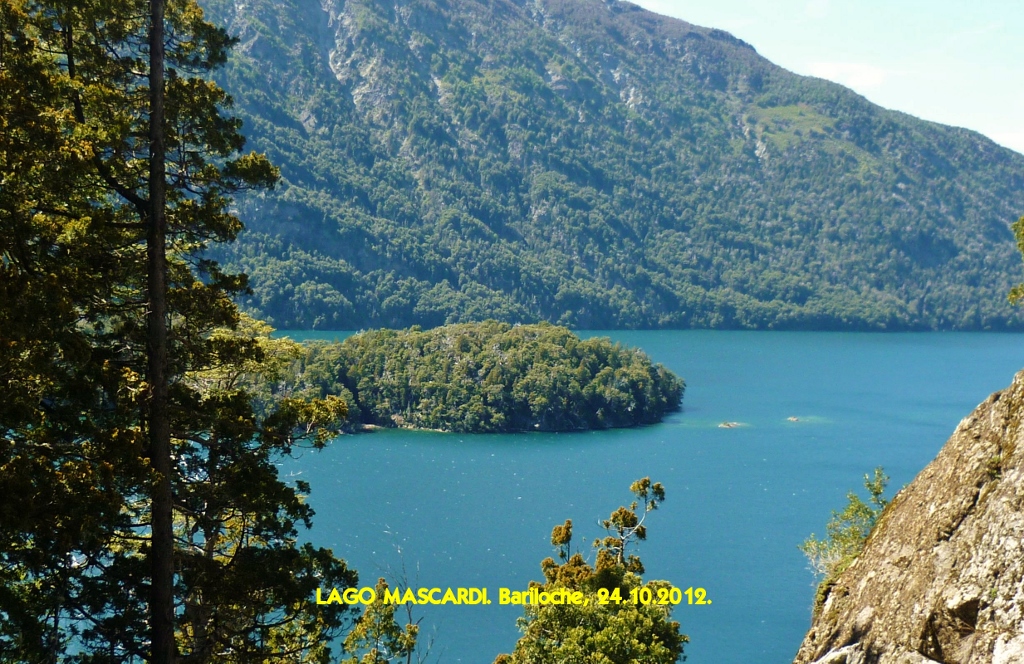 Tal qual a maior parte dos lagos da região, este também é de origem glacial. Seu formato é de um V, mas... é conhecido por ter a forma de uma ferradura. Vai entender.