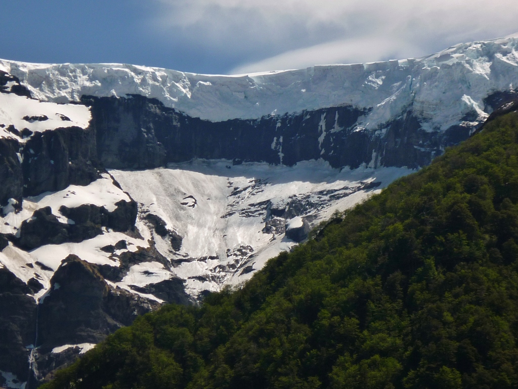A formação do Ventisquero Negro. É nesta depressão que a neve e os blocos de gelo que ininterruptamente se desprendem do topo do Cerro Tronador, se acumularam e se solidificaram ao longo dos anos.