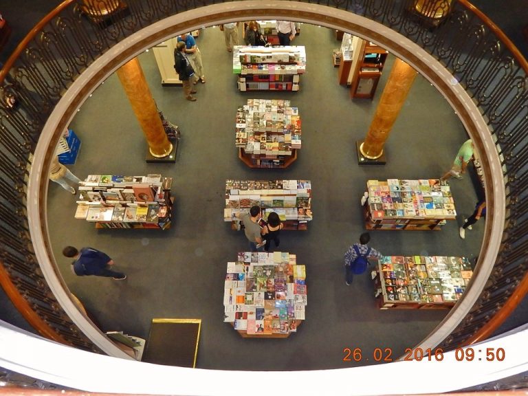 Logo na entrada está a seção de venda de CDs, e no subsolo funciona a parte dedicada à literatura infantil.