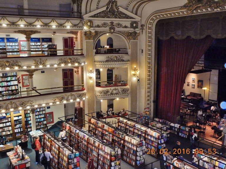 O salão da El Ateneo também disponibiliza poltronas confortáveis para que o cliente possa folhear os livros e escolhê-los com calma.