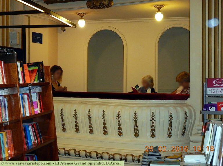 Os camarotes têm a mesma funcionalidade, um charme que faz toda a diferença. A livraria conta com elevadores; mas são tão lentos, que se você não tiver paciência ou dificuldade para se locomover, é melhor usar a escada.