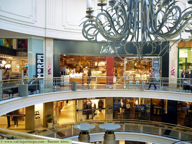 Por ser um shopping diferenciado, o cliente poderá visitá-lo por inteiro sem cansar. Além do mais, é para ser apreciado sem pressa.