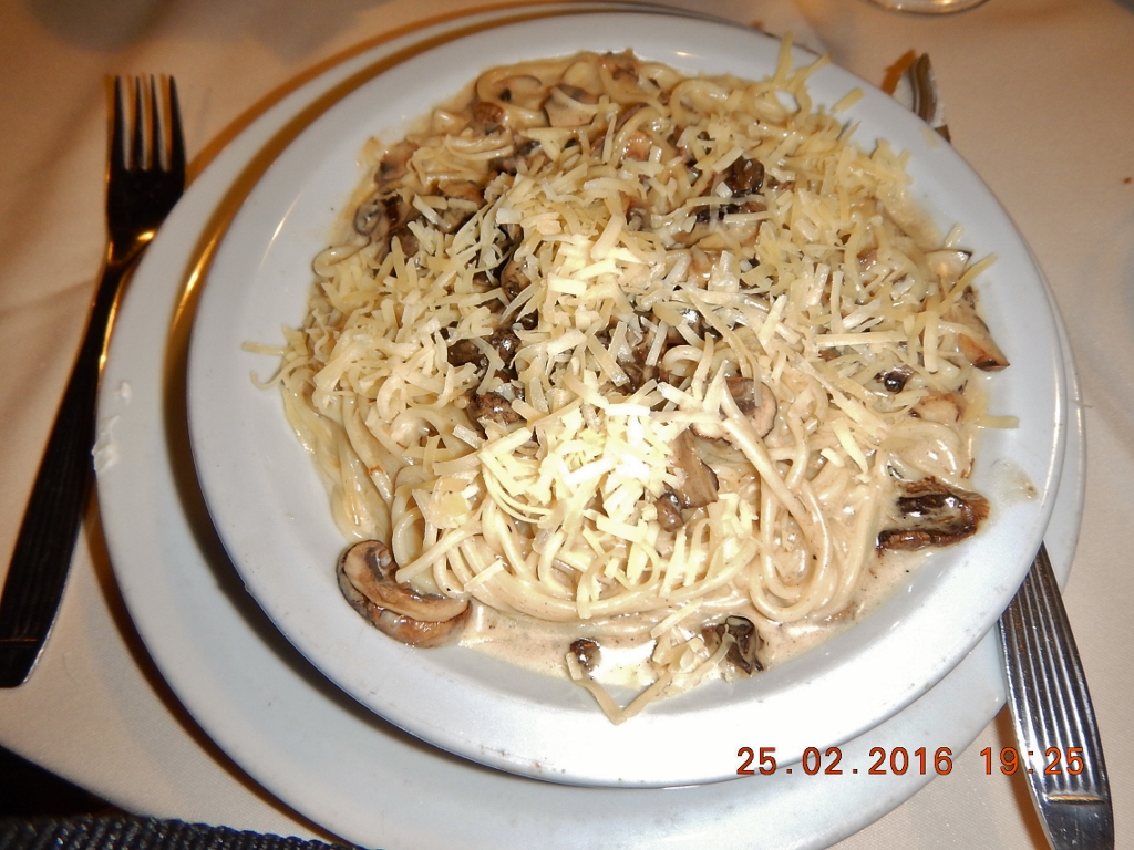 Antes de embarcarmos para El Calafate batemos esse prato de Espaguete ao Funghi.