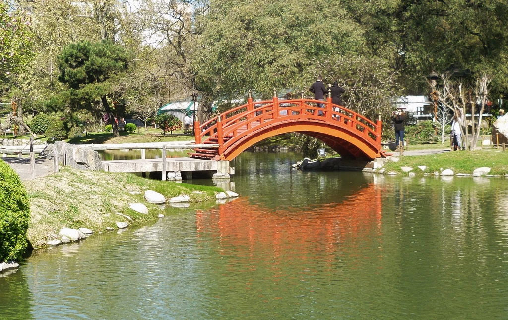 A ponte vermelha é o alvo principal do parque. Fico imaginando em quantas fotos essa ponte apareceu em 50 anos...