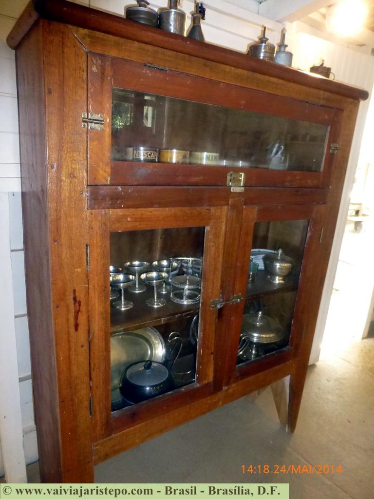Neste único armário fechado ainda repousam antigas latas de Nescafé, Nescau, Creme de Leite, leite Condensado e Leite Ninho.