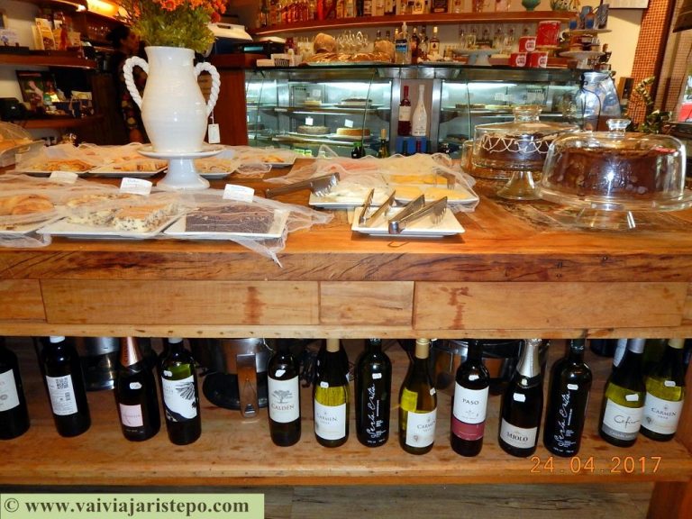 Vinhos nacionais e importados são servidos em taça ou meia garrafa.