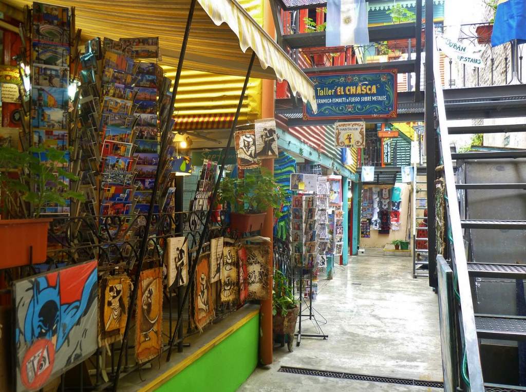 Nesta galeria a diversificação de mercadorias é incrivelmente grande. Difícil escolher alguma coisa diante de tanta oferta original.
