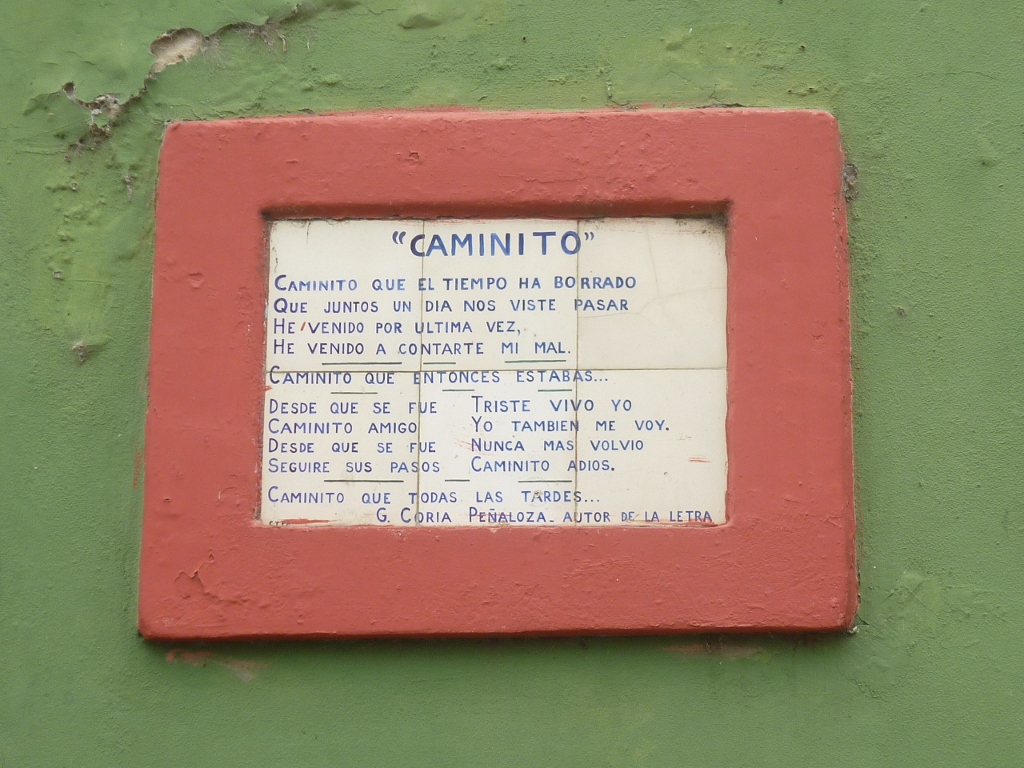 Em uma parede da mais badalada e famosa rua do bairro, uma placa de ladrilhos chama atenção: trata-se da letra do tango Camiñito.