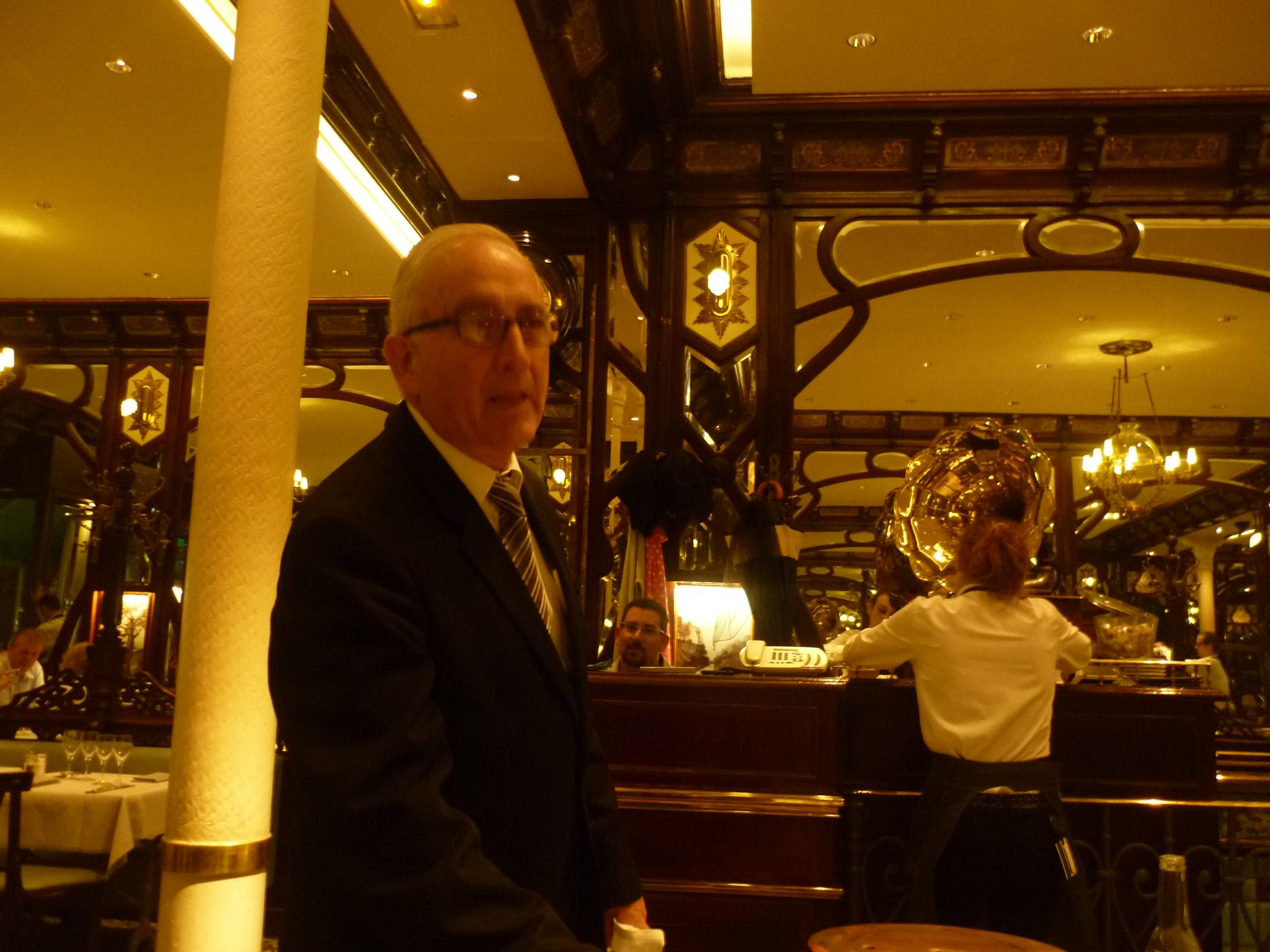 Este senhor, gentilíssimo, em companhia do garçon fez as honras da Vagenande Brasserie e, além de nos mostrar todo o salão, fez questão de nos contar sua história. E que história!