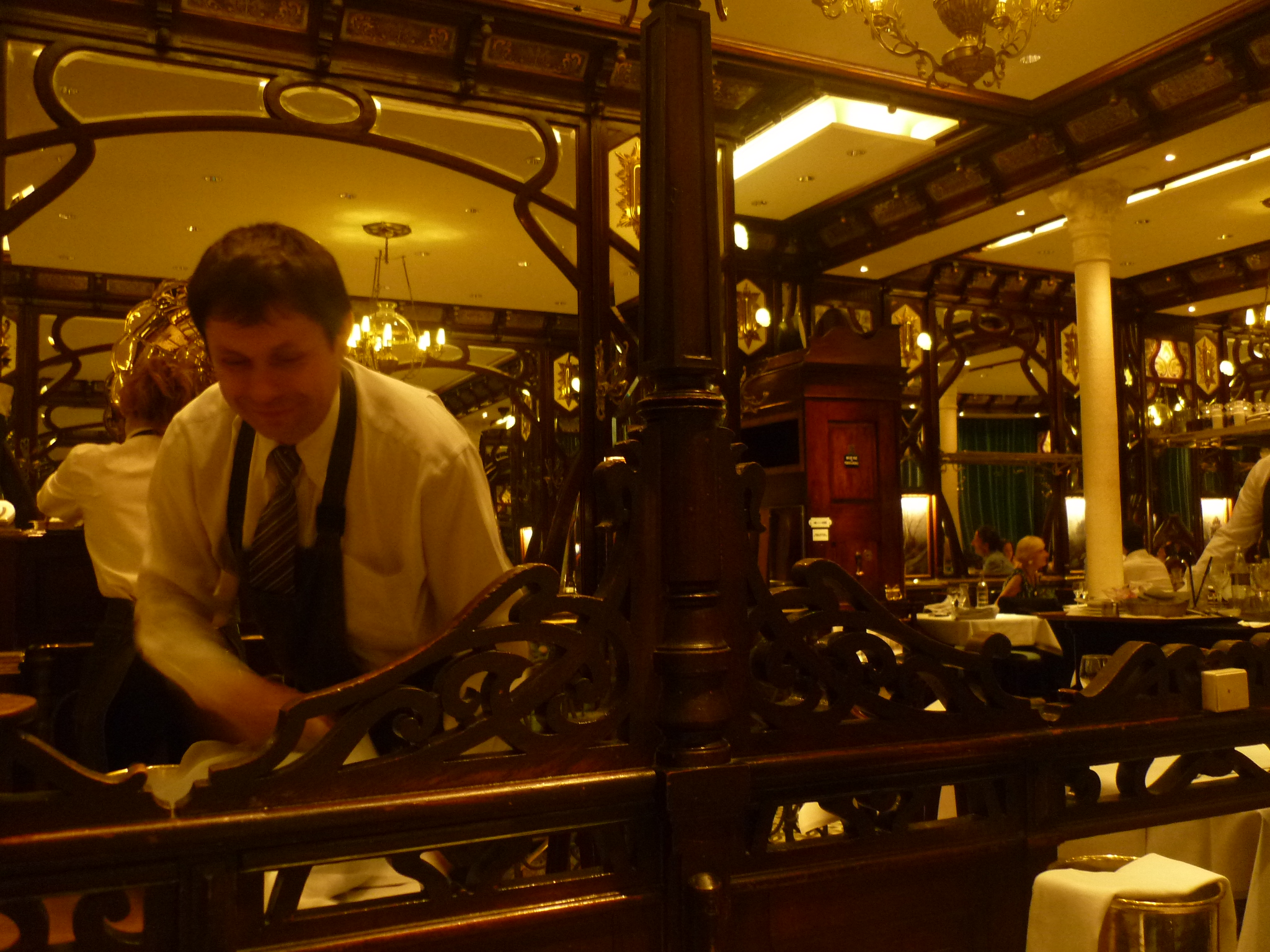 O garçom que aparece na foto ofereceu-se para nos fotografar na Vagenende Brasserie.