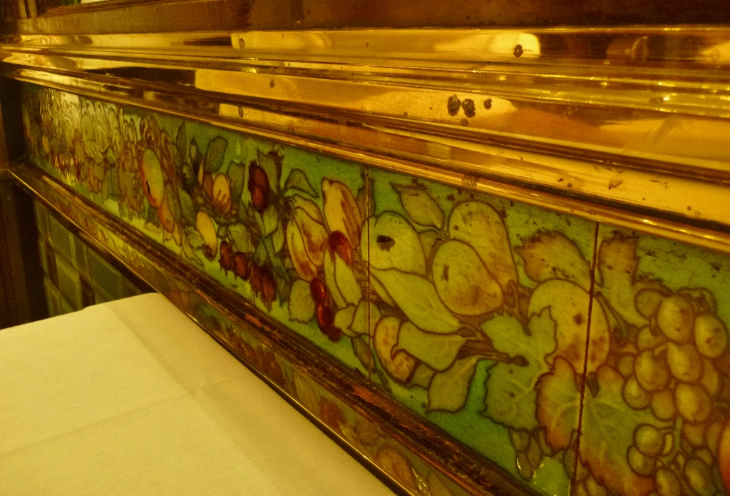 Riqueza em detalhes no roda-meio da brasserie.
