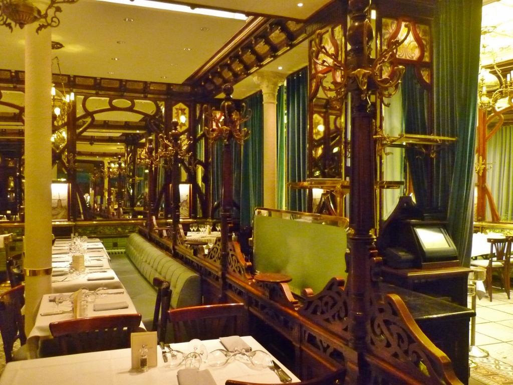 Tudo valeu à pena em nossa ida à Vagenende Brasserie. Desde a decoração original, à riqueza de ofertas do cardápio e o atendimento especial que nos dispensaram.
