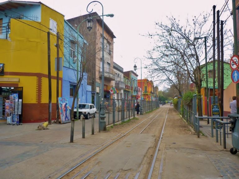 Trilhos antigos permanecem em algumas ruas do bairro. Servem para que os argentinos não se esqueçam de um passado de luxo vivido no bairro.