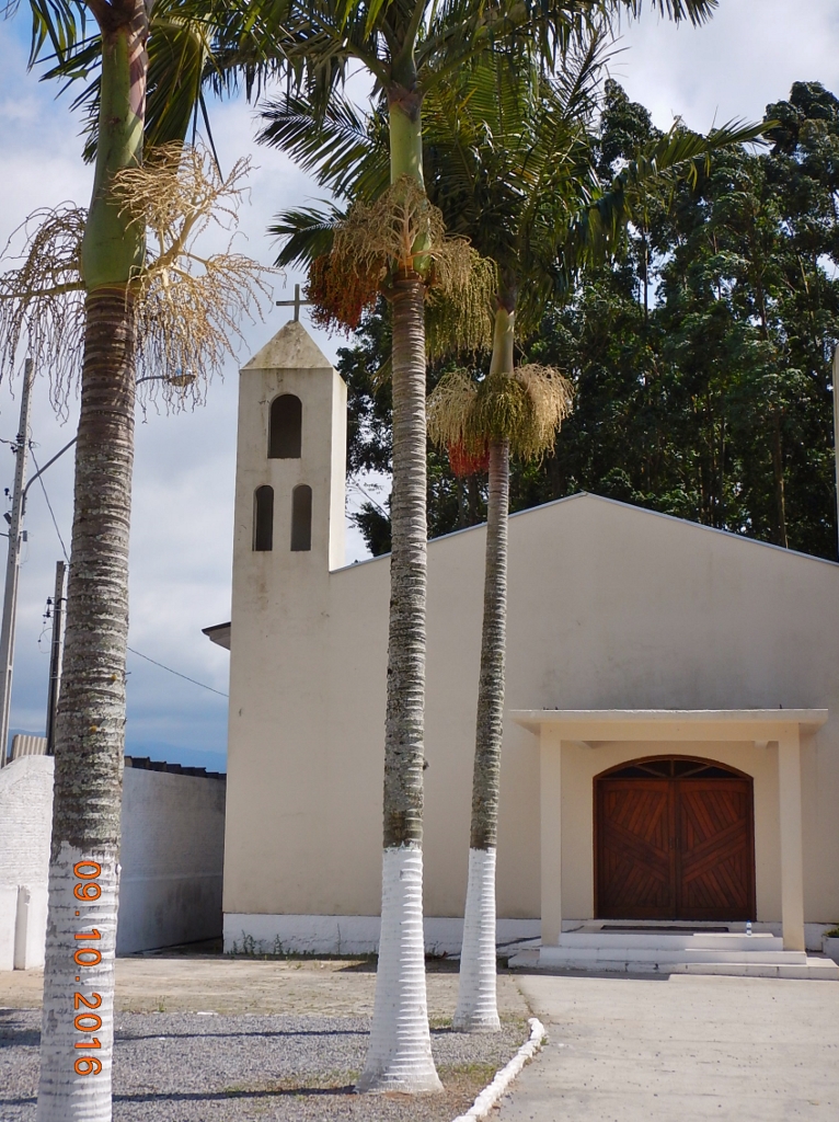 A Igreja de São Pedro de Paulo Lopes é repleta de significados em sua simplicidade. Isto porque, em suas paredes, constam os nomes dos primeiros colonizadores italianos da cidade.