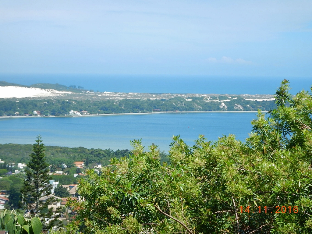 Lagoa em primeiro plano e Praia da Joaquina em segundo.