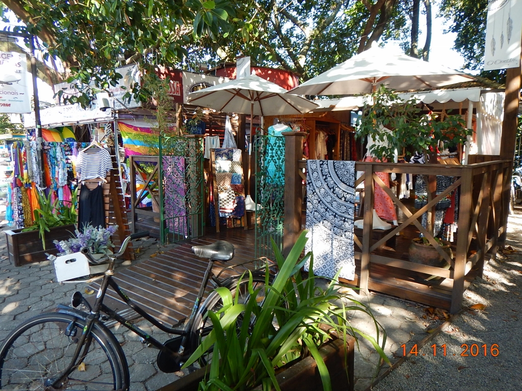 No Centrinho da Lagoa da Conceição o comércio é variado e abundante. Não faltam restaurantes, boutiques, lojas de lembranças, artesanatos.