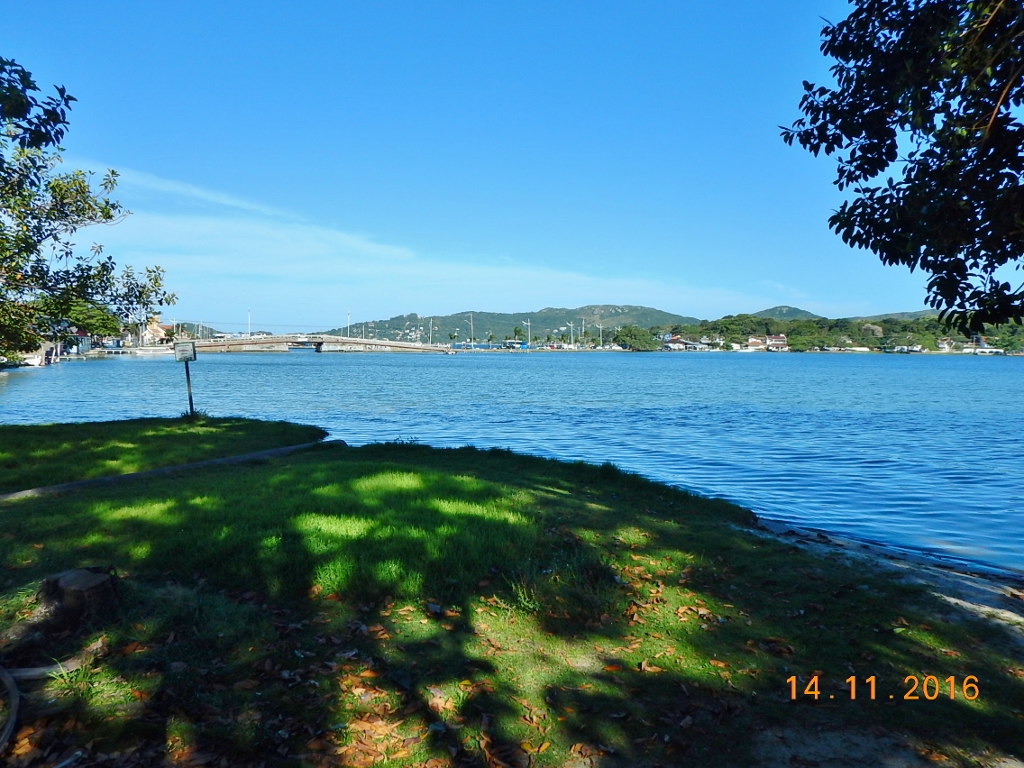 Na ponte que você vê à distância começa a Avenida das Rendeiras. Seguindo à esquerda você poderá optar por Joaquina, Praia Mole e Barra da Lagoa.