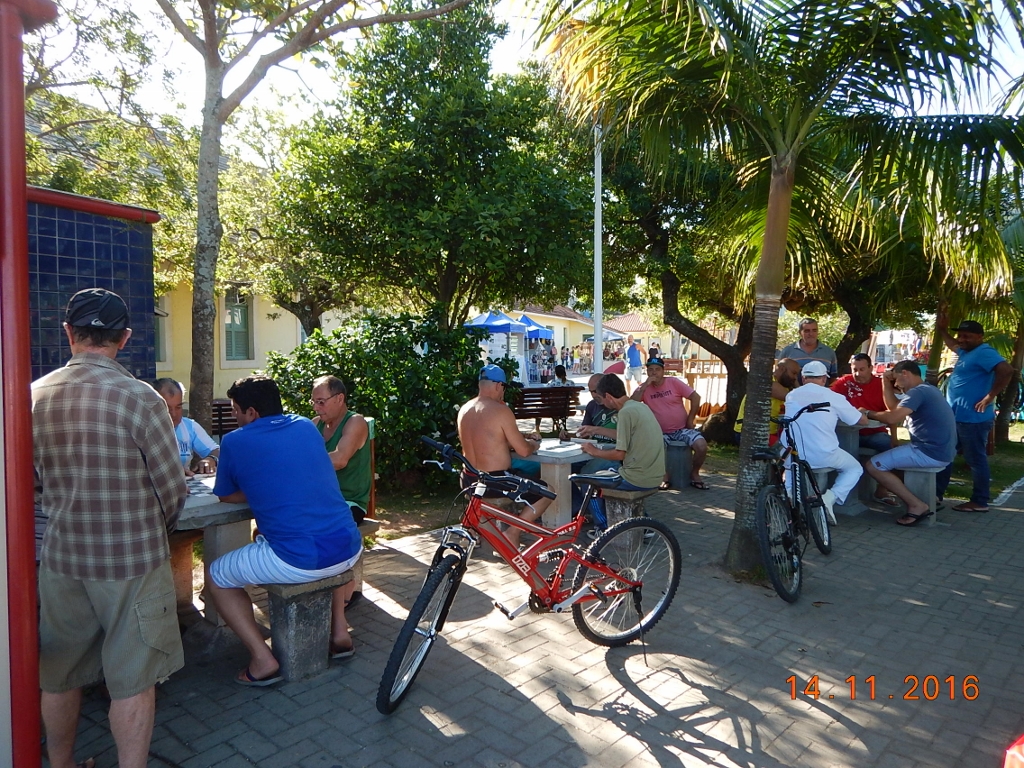 Na Praça Pio XII, sempre que o tempo permite, rola um joguinho de tabuleiro entre os amigos nas mesas preparadas para esse tipo de passa-tempo.