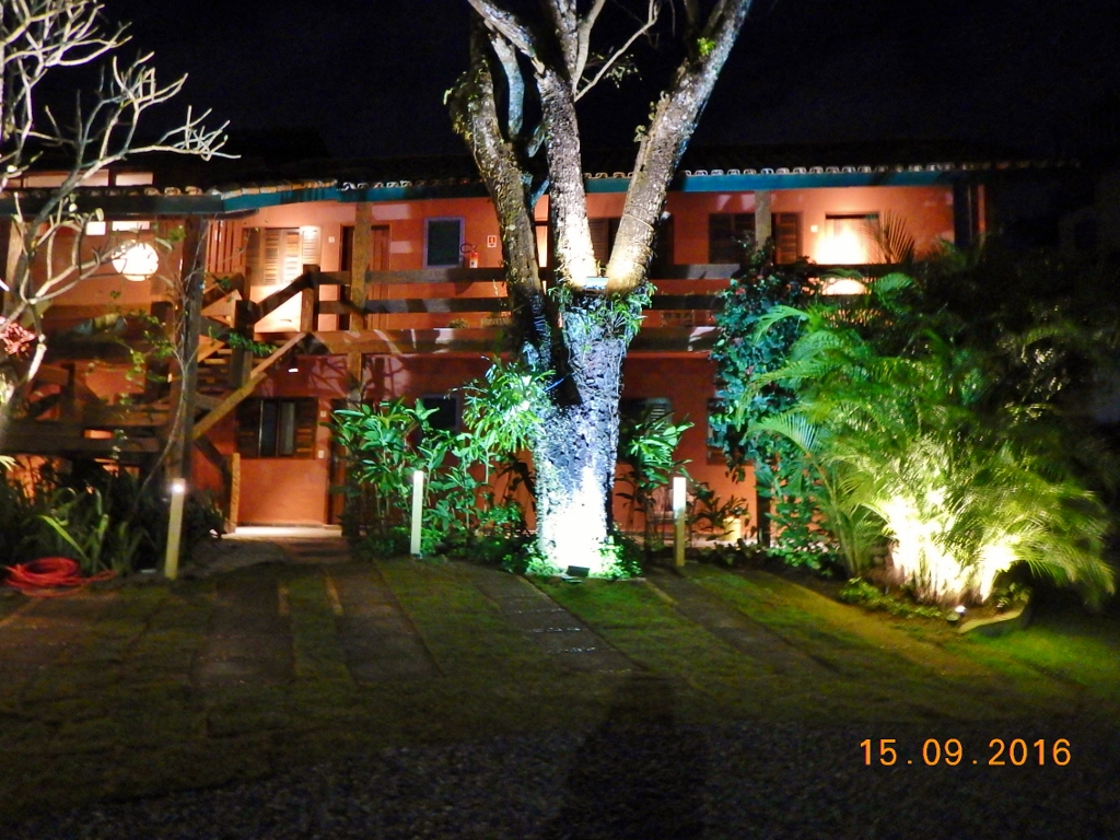 A iluminação pontual além de valorizar o jardim à noite, facilita o caminhar dos hóspedes.