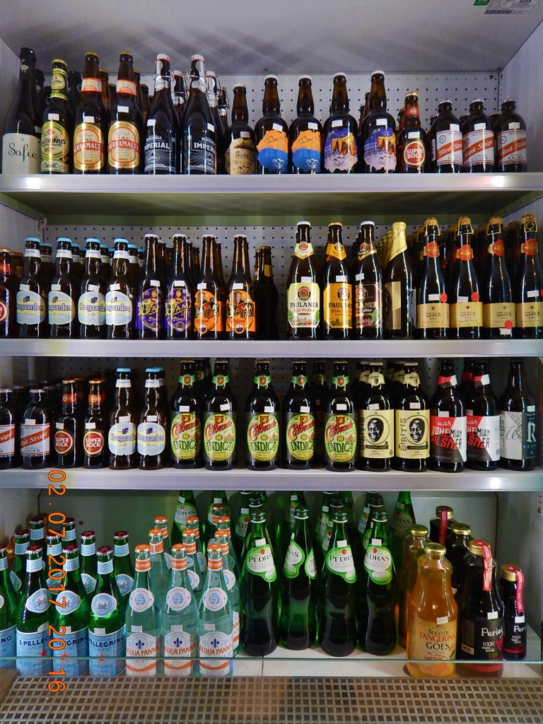 Ao lado da geladeira de queijos fica a de cervejas e água mineral. As marcas também variam de ambos os produtos.
