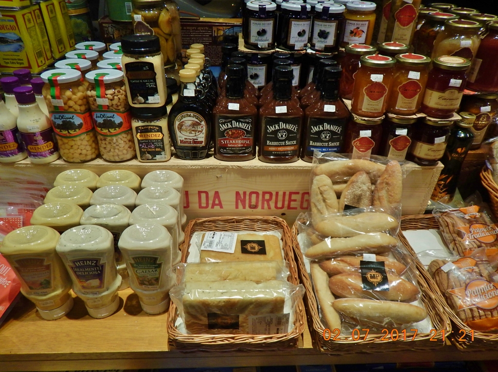 Molhos, pimentas, azeitonas, geleias, pães, mel... Como sair da Mercearia da Praça, sem comprar pelo menos uma destas gostosuras?