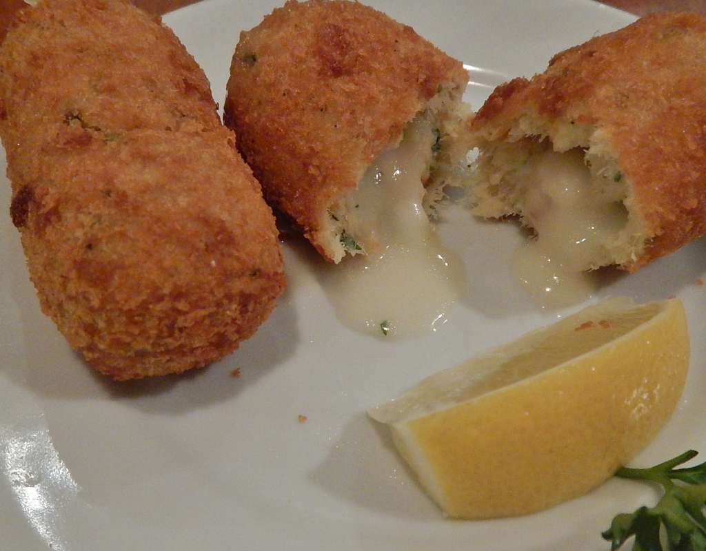 Croquete de bacalhau recheado com queijo da Serra da Estrela.